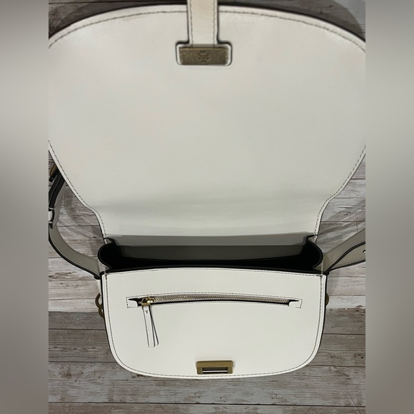 SOLD!! 🥳Tory Burch Medium Saddle Crossbody ✨ - Picture 7 of 12